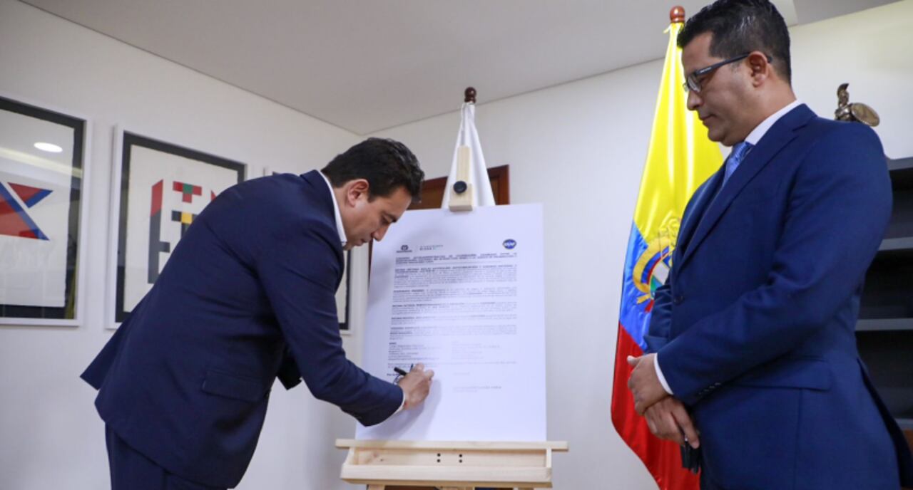 El registrador nacional Alexander Vega y el director de la UIAF , Luis Eduardo Llinás