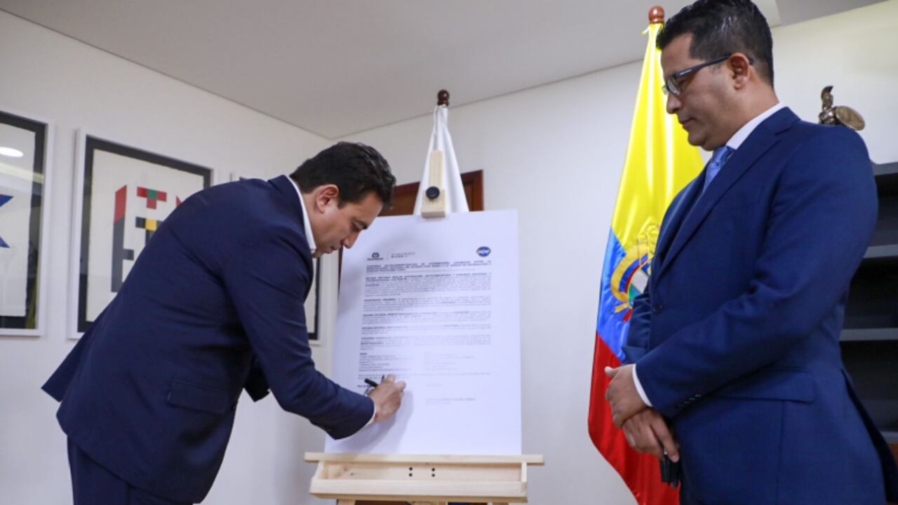 El registrador nacional Alexander Vega y el director de la UIAF , Luis Eduardo Llinás