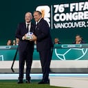 Gianni Infantino, presidente de FIFA con el balón de Trionda en sus manos