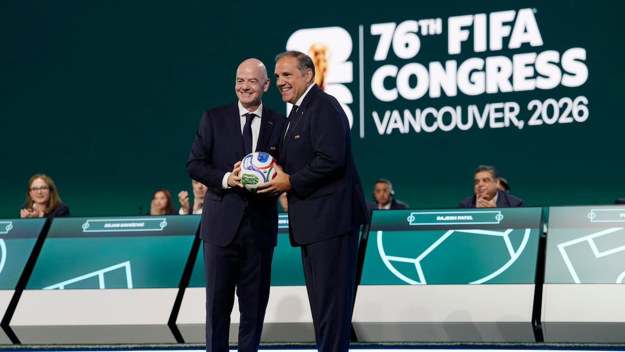Gianni Infantino, presidente de la Fifa, presentó el balón Trionda.