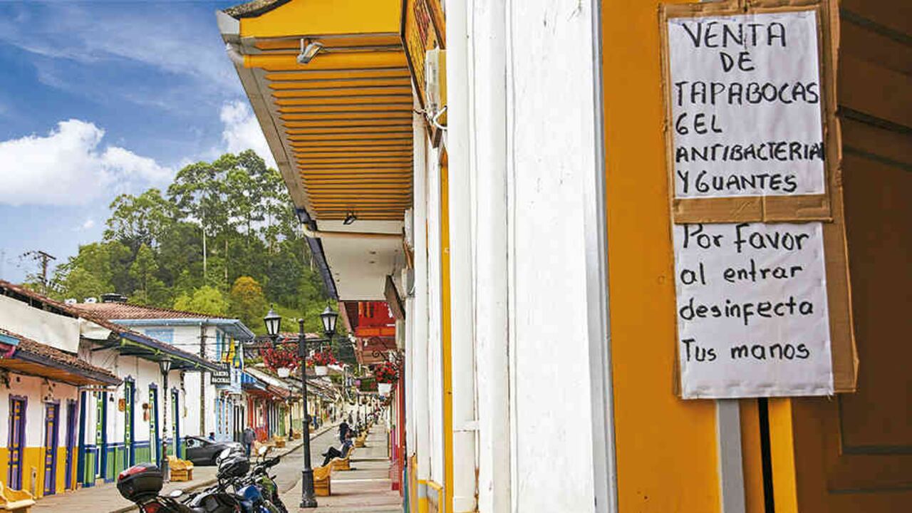 La Calle Real, uno de los puntos de encuentro y comercio más representativos de Salento, hoy luce desolada.