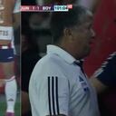 Bolillo Gómez y su furia tras el penal errado por Sandoval.