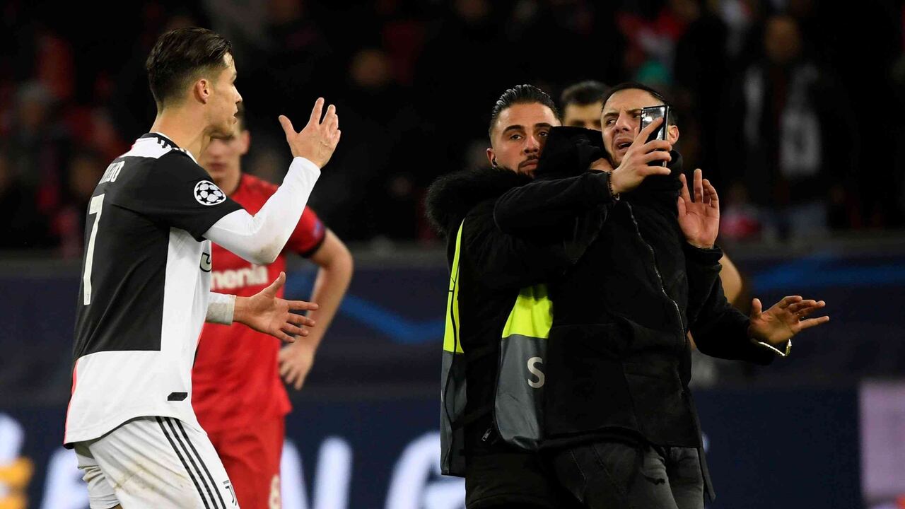 La reacción del delantero fue airada e intentó darle una patada al hincha, quien finalmente fue retirado por los miembros de la logística en el estadio.