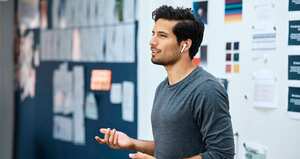 1. Auriculares inalámbricos: Si bien los audífonos inalámbricos sobre la oreja ofrecen una mejor calidad de sonido, los auriculares son más adecuados para viajar cuando tiene poco espacio en la maleta. La duración de la batería es de 5 horas. (Getty)