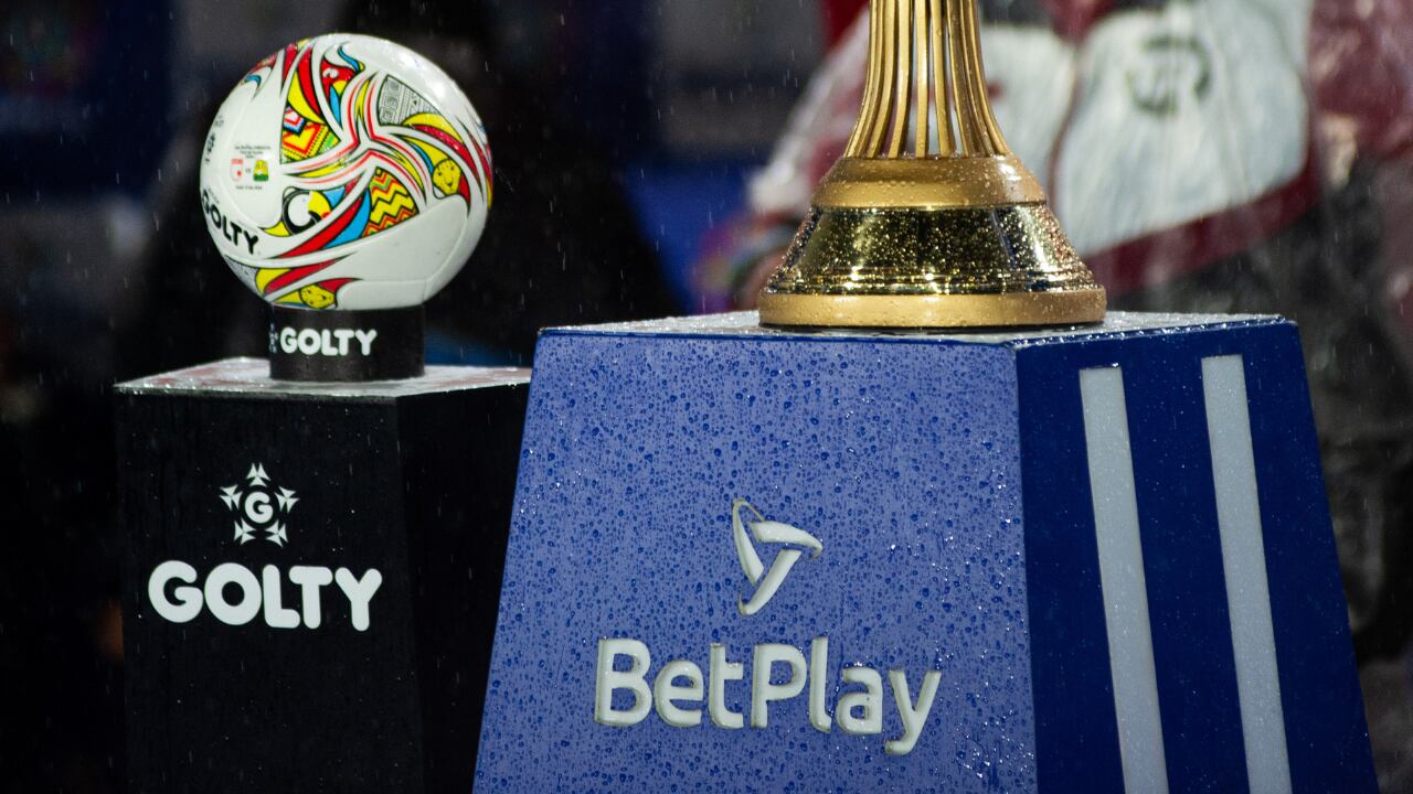 Balón y trofeo de Liga BetPlay