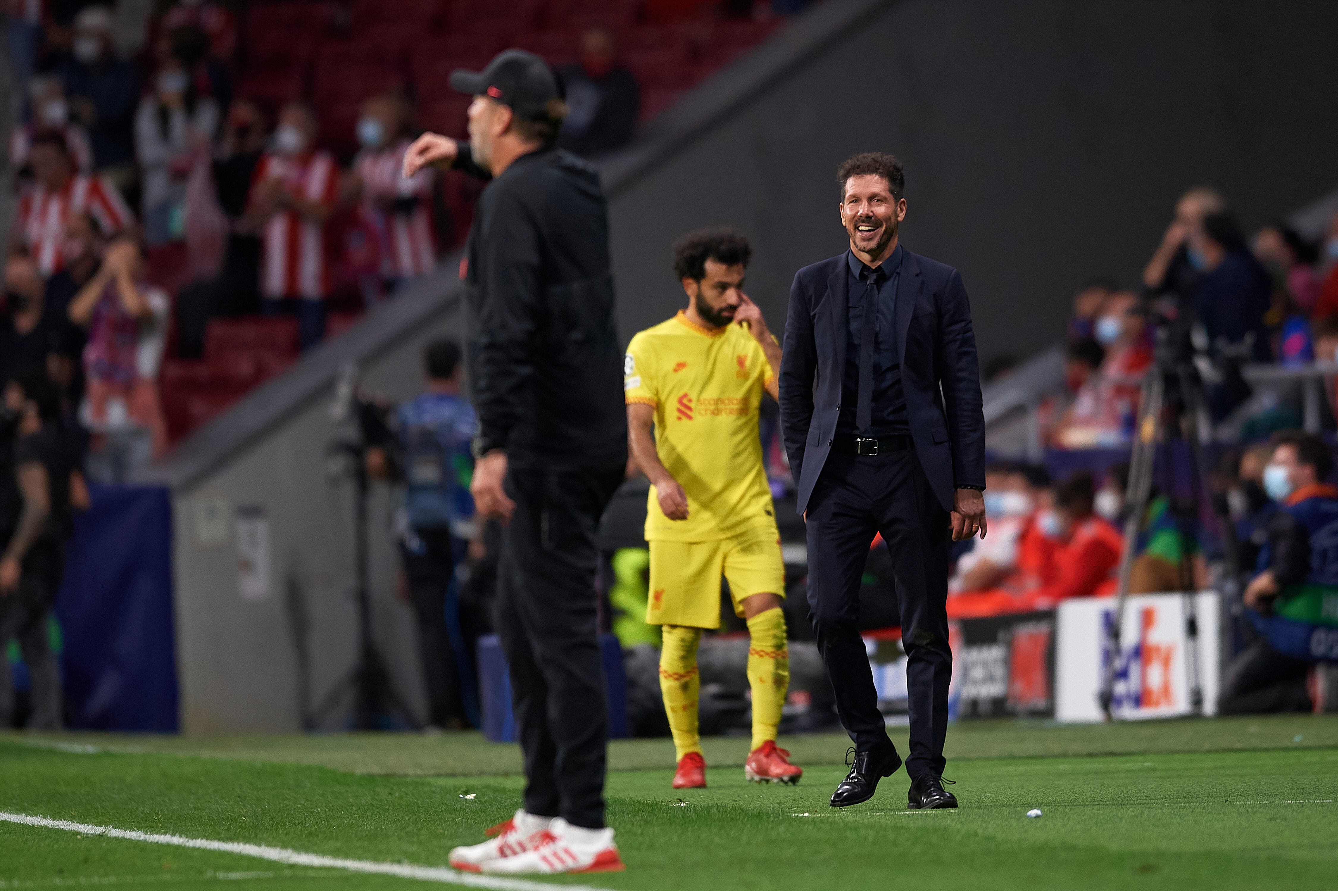 Diego Simeone de fondo mira a Jurgen Klopp