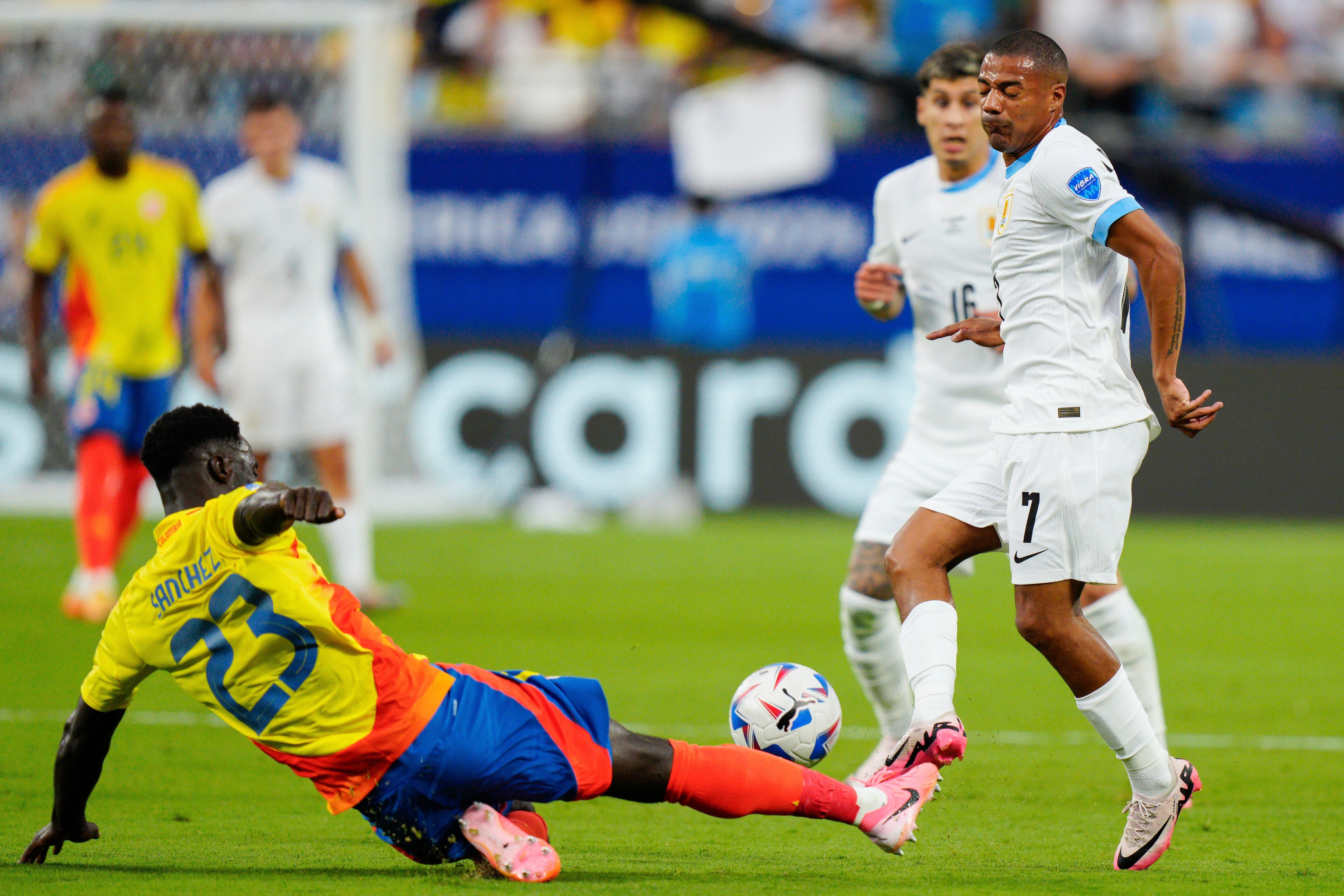 El colombiano Davinson Sánchez, izquierda, intenta enfrentar al uruguayo Nicolás De La Cruz durante un partido de fútbol semifinal de la Copa América en Charlotte, Carolina del Norte, el miércoles 10 de julio de 2024. (Foto AP/Jacob Kupferman)