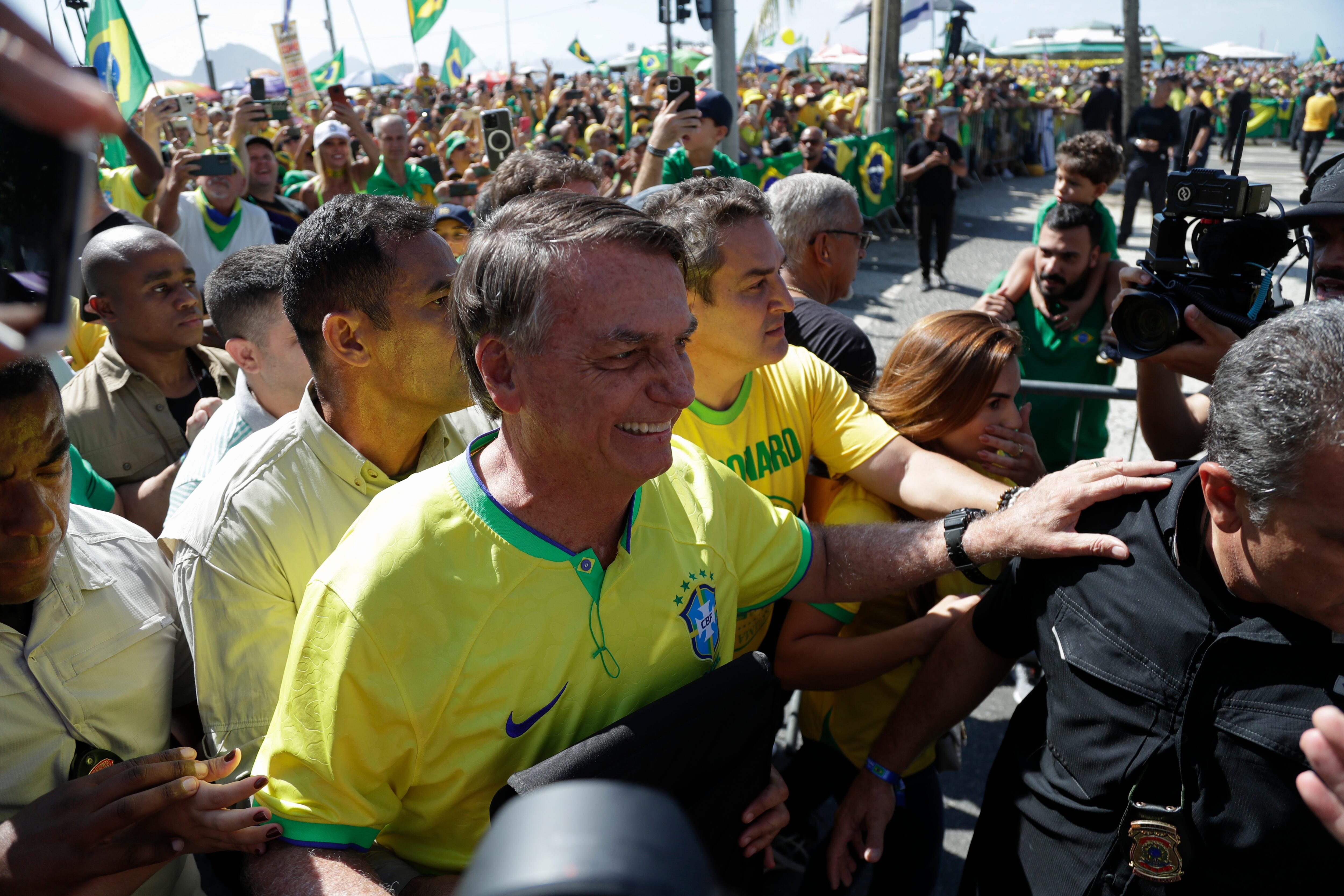 El expresidente de Brasil, Jair Bolsonaro, llega a una manifestación pidiendo libertad de expresión, impulsada por órdenes judiciales brasileñas de suspender cuentas en la plataforma de redes sociales X, en la playa de Copacabana, Río de Janeiro, Brasil, el domingo 21 de abril de 2024