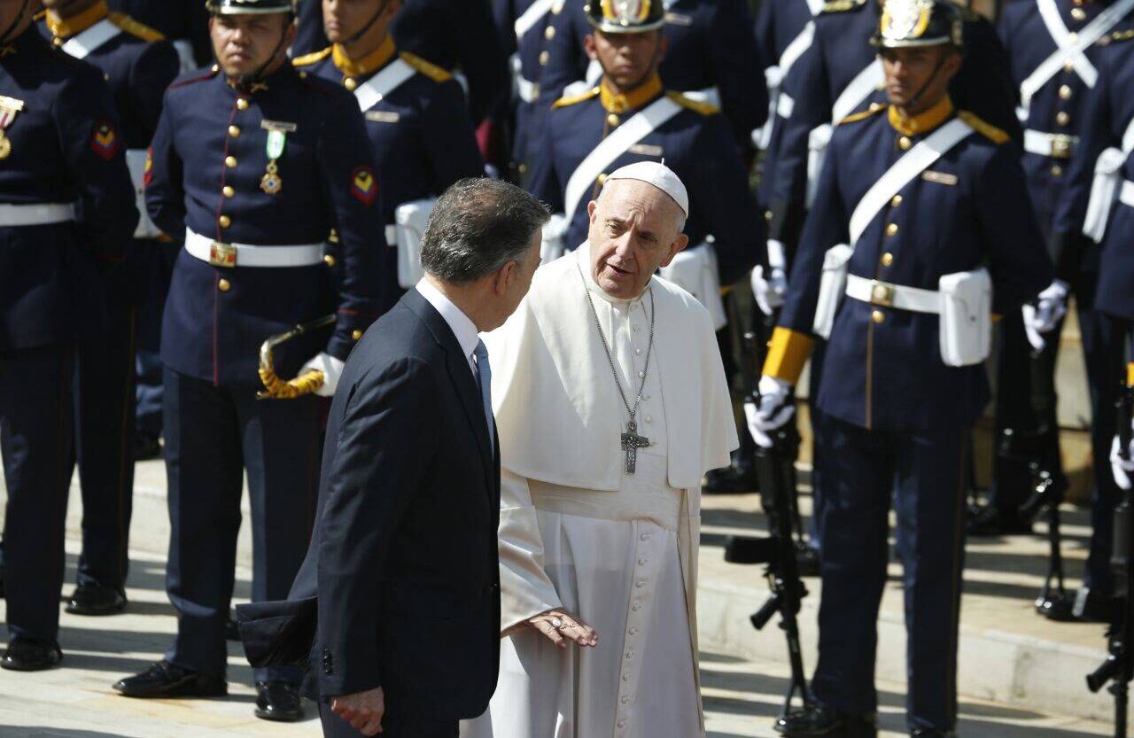 Papa Francisco y el presidente Santos caminan hacia la entrada de Palacio. Foto: Guillermo Torres// SEMANA.