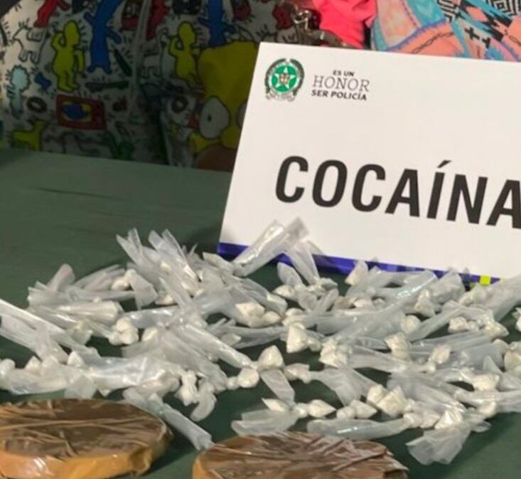 Las autoridades les encontraron varias dosis de cocaína y marihuana.