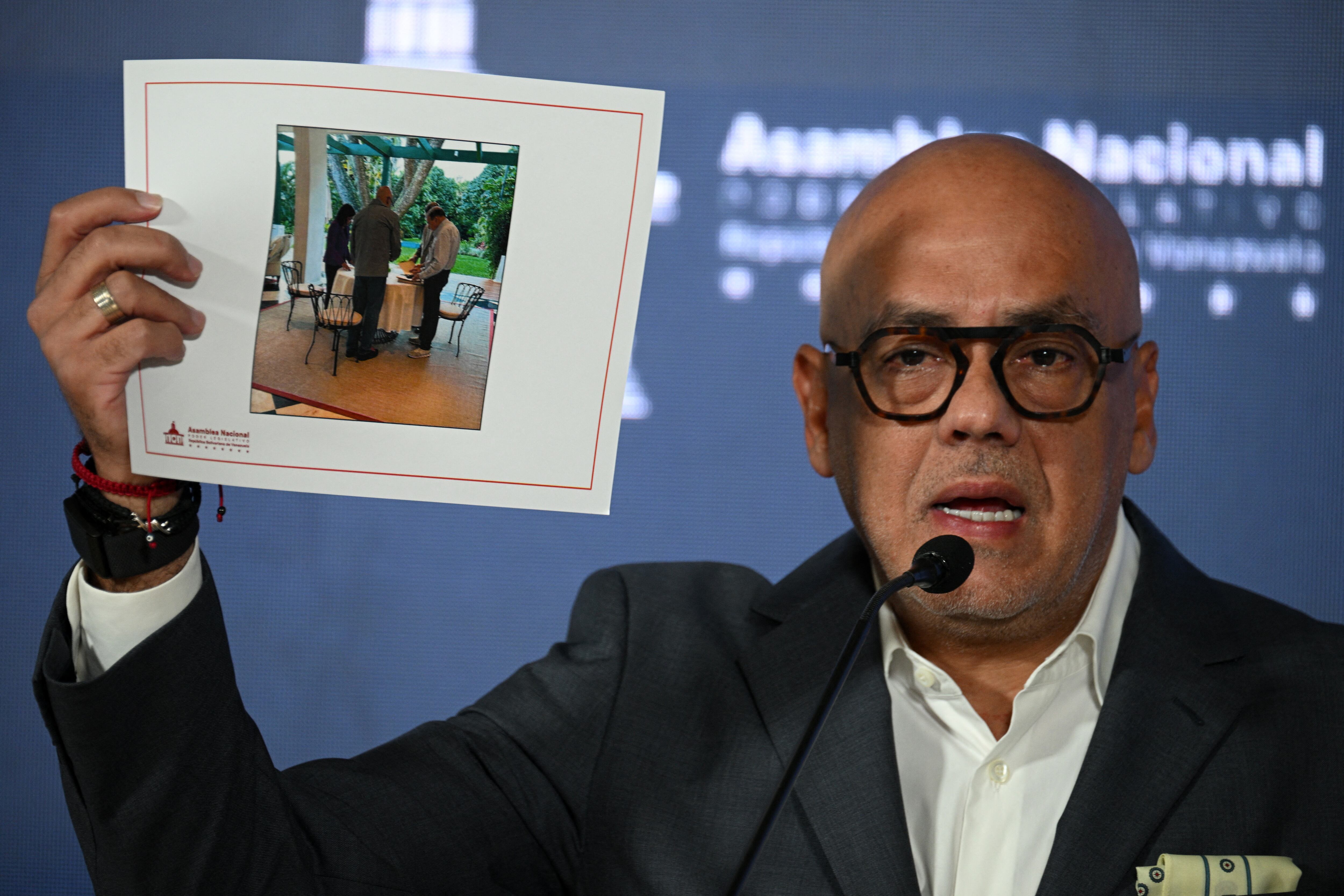 El presidente de la Asamblea Nacional, Jorge Rodríguez, habla durante una conferencia de prensa en la Asamblea Nacional en Caracas el 18 de septiembre de 2024. El gobierno venezolano dio a conocer una supuesta carta del candidato opositor Edmundo González Urrutia, en la que informaba a las autoridades de su decisión de solicitar asilo. en España y dijo que “acatará” el fallo judicial que validó la reelección del presidente Nicolás Maduro. González Urrutia respondió que firmó un documento bajo "coacción" para poder exiliarse en España.