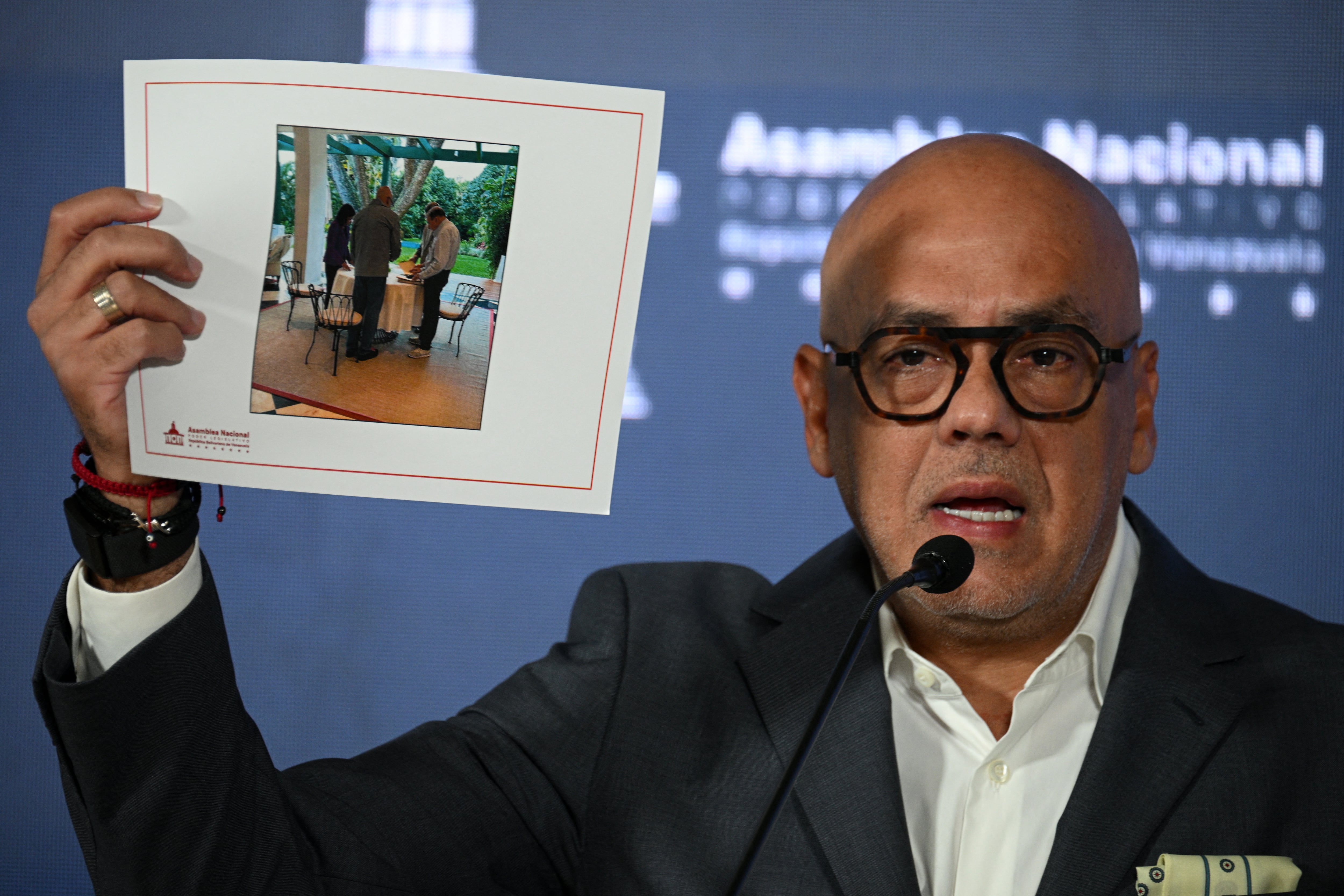 El presidente de la Asamblea Nacional, Jorge Rodríguez, habla durante una conferencia de prensa en la Asamblea Nacional en Caracas el 18 de septiembre de 2024. El gobierno venezolano dio a conocer una supuesta carta del candidato opositor Edmundo González Urrutia, en la que informaba a las autoridades de su decisión de solicitar asilo. en España y dijo que “acatará” el fallo judicial que validó la reelección del presidente Nicolás Maduro. González Urrutia respondió que firmó un documento bajo "coacción" para poder exiliarse en España.
