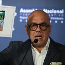 El presidente de la Asamblea Nacional, Jorge Rodríguez, habla durante una conferencia de prensa en la Asamblea Nacional en Caracas el 18 de septiembre de 2024. El gobierno venezolano dio a conocer una supuesta carta del candidato opositor Edmundo González Urrutia, en la que informaba a las autoridades de su decisión de solicitar asilo. en España y dijo que “acatará” el fallo judicial que validó la reelección del presidente Nicolás Maduro. González Urrutia respondió que firmó un documento bajo "coacción" para poder exiliarse en España.