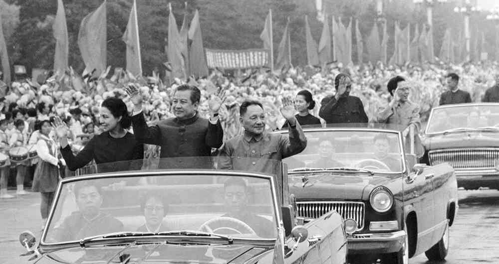 La reforma económica, la erradicación de la pobreza, el desarrollo de zonas económicas especiales, entrar en el juego de las políticas de Occidente y la transformación urbana son algunas de las estrategias que modernizaron a  China.