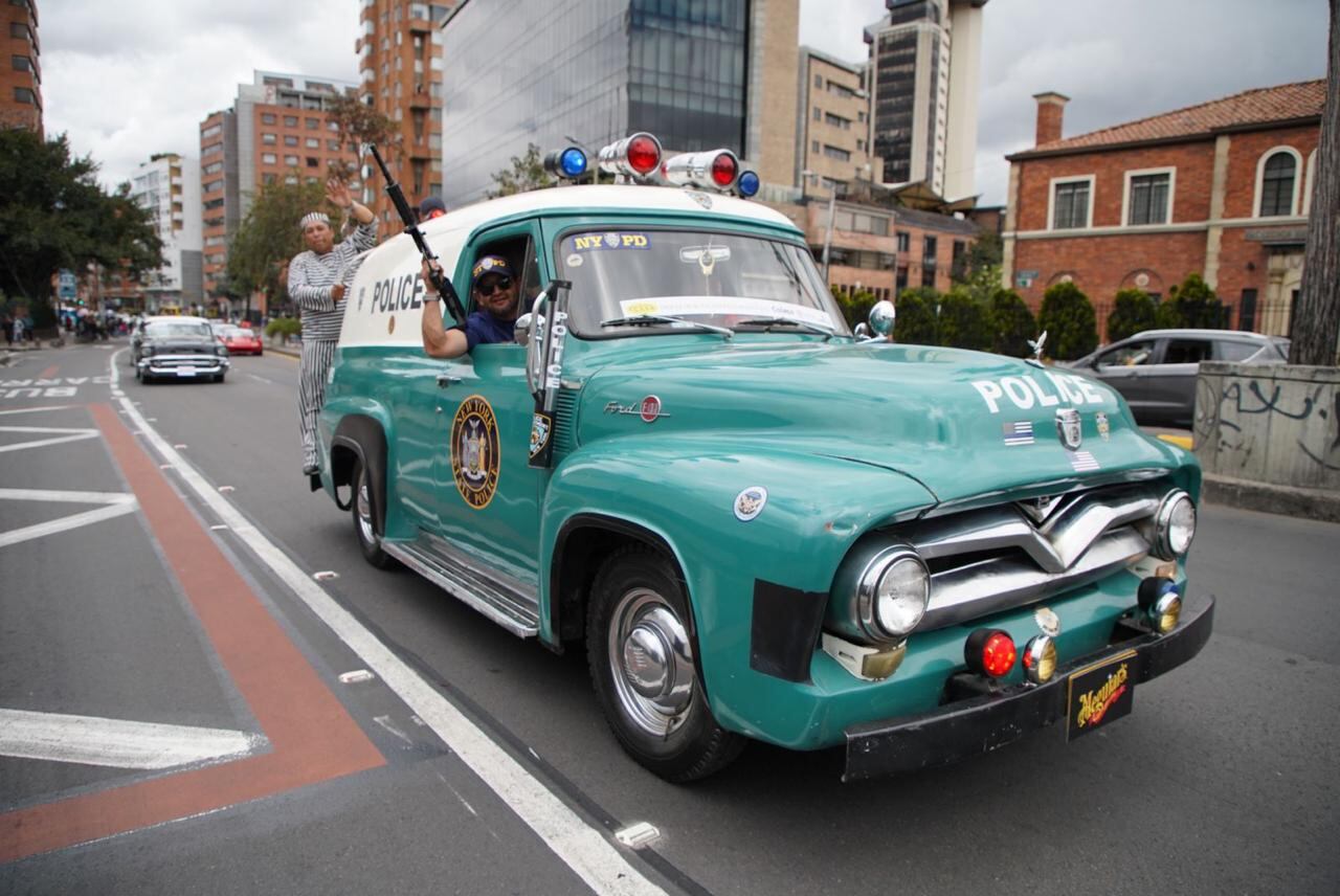 El desfile de carros clásicos y antiguos tuvo gran acogida en Bogotá.
