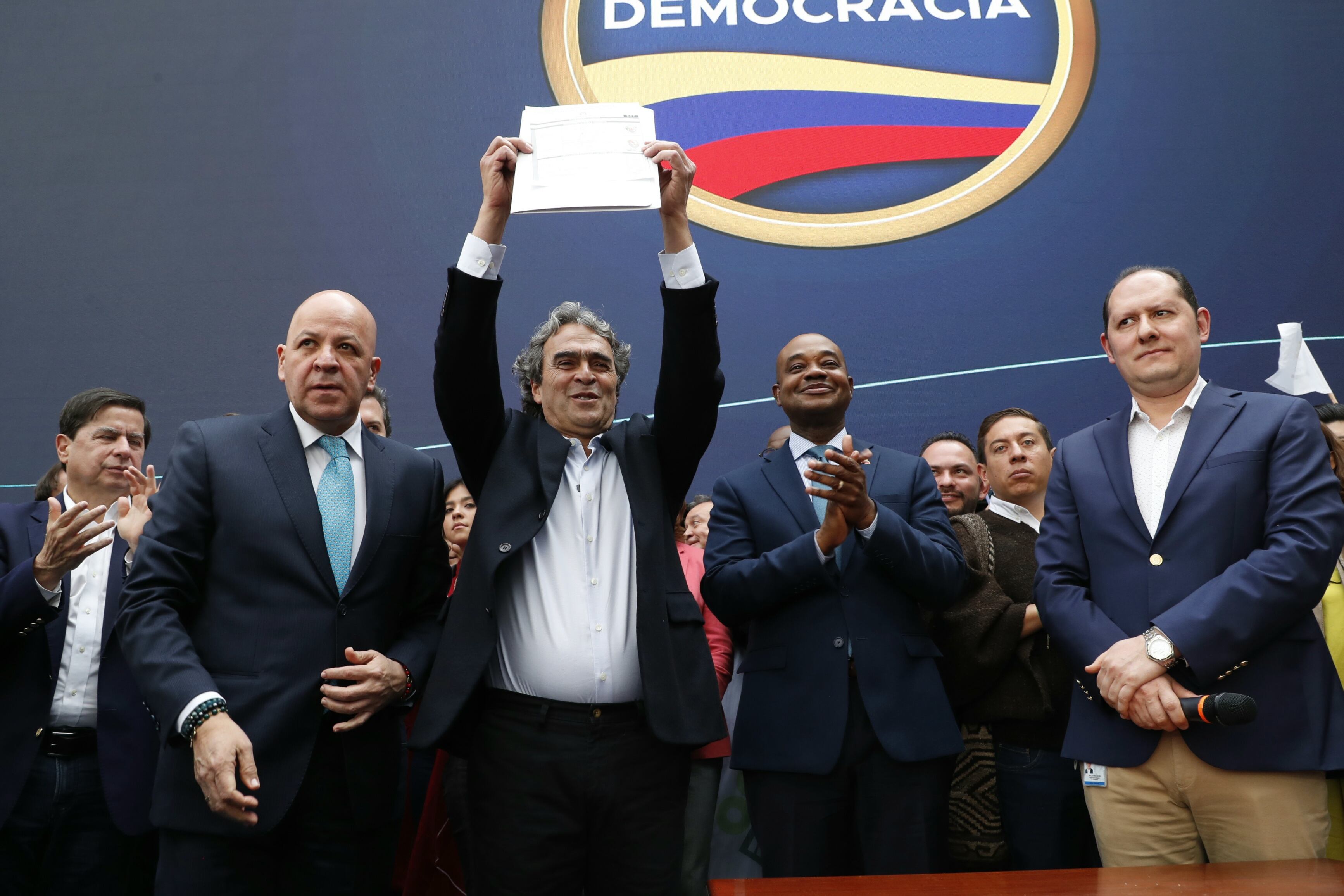 SERGIO FAJARDO INSCRIBE SU CANDIDATURA A LA PRESIDENCIA CON LUIS GILBERTO MURILLO COMO SU VICEPRESIDENTE