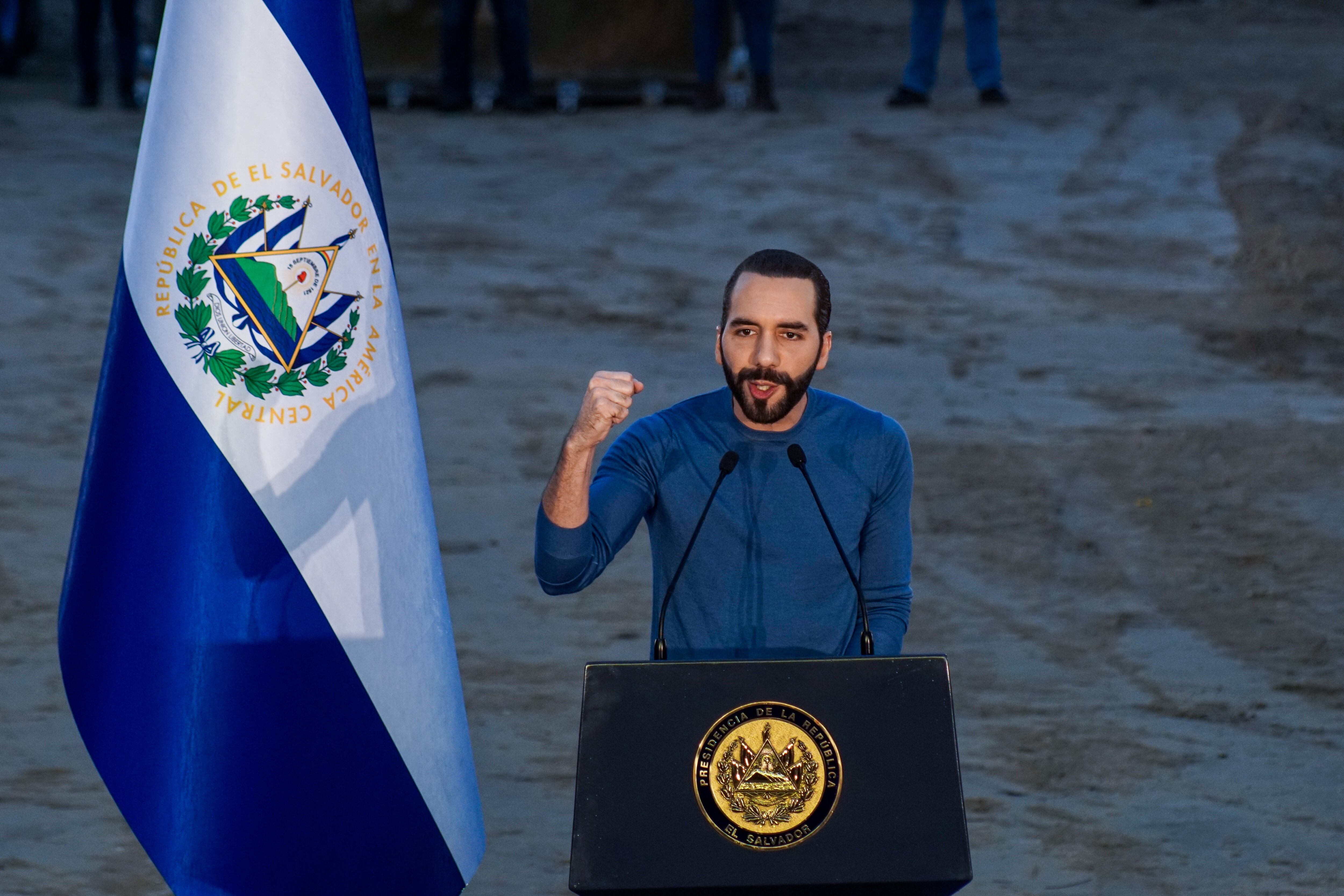 l presidente salvadoreño Nayib Bukele habla durante un evento para colocar la primera piedra del 'Hospital Rosales' el 15 de junio de 2023 en San Salvador, El Salvador