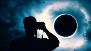 Se deben tomar medidas de seguridad para observar un eclipse de Sol.