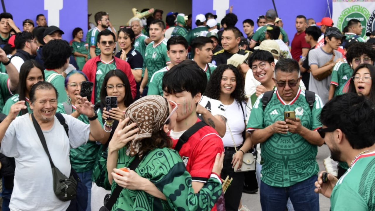Una mujer mexicana y un hombre coreano se besan en el FIFA Fan Fest, de México, en la plaza principal del Zócalo, mientras apoyan a sus equipos durante la primera fase de la Copa Mundial de la FIFA el 18 de junio de 2026, en Ciudad de México, México