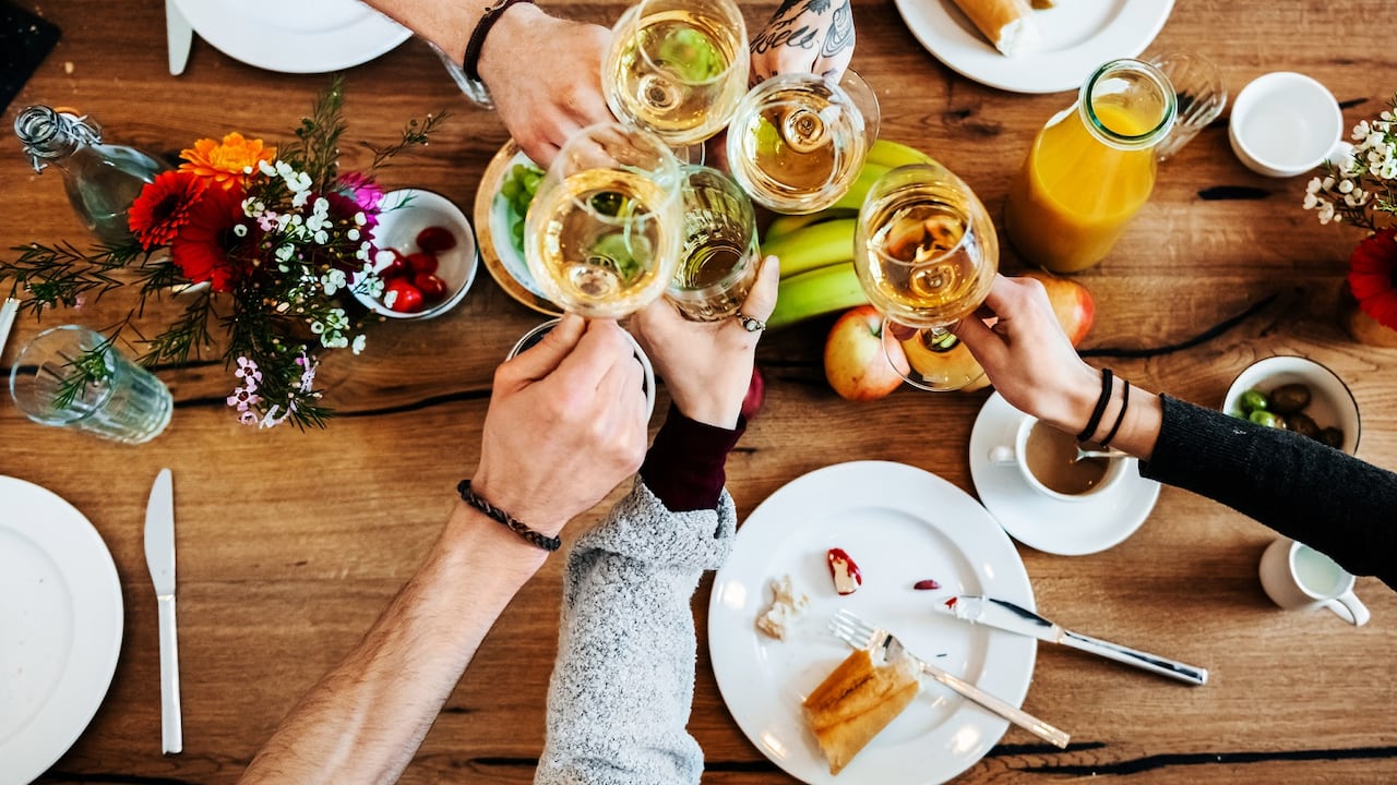 Realizar un brindis es clave para darle la bienvenida al Año Nuevo.