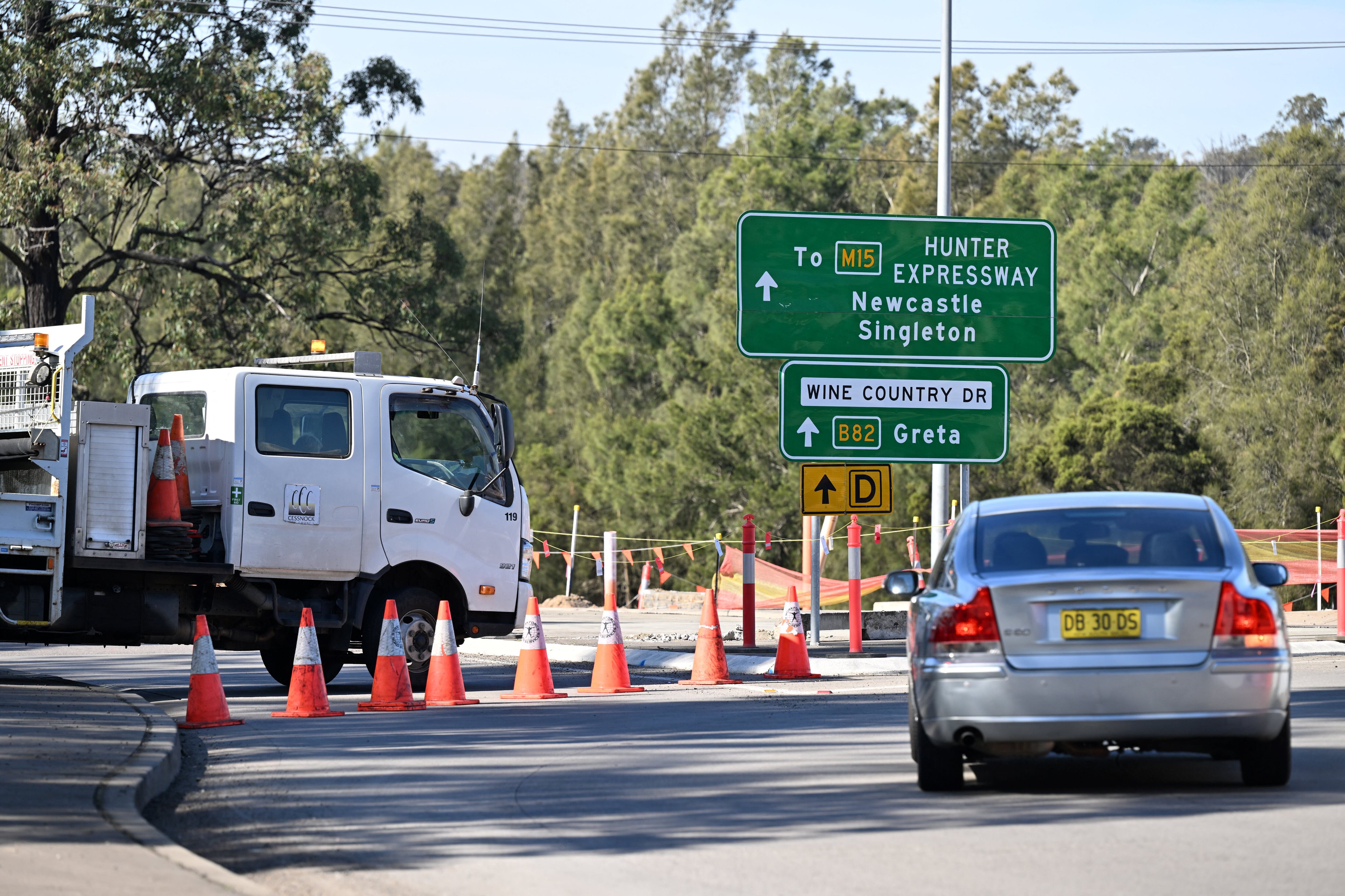 Una barricada a unos 500 metros del sitio de un accidente de autobús, donde murieron 10 personas de una fiesta de bodas, en Cessnock, en la región vinícola australiana de Hunter al norte de Sydney el 12 de junio de 2023. Un accidente de autobús de una fiesta de bodas mató a 10 personas en Australia Región vinícola de Hunter al norte de Sydney, dijo la policía el 12 de junio, al anunciar el arresto del conductor de 58 años. (Foto de Saeed KHAN / AFP)