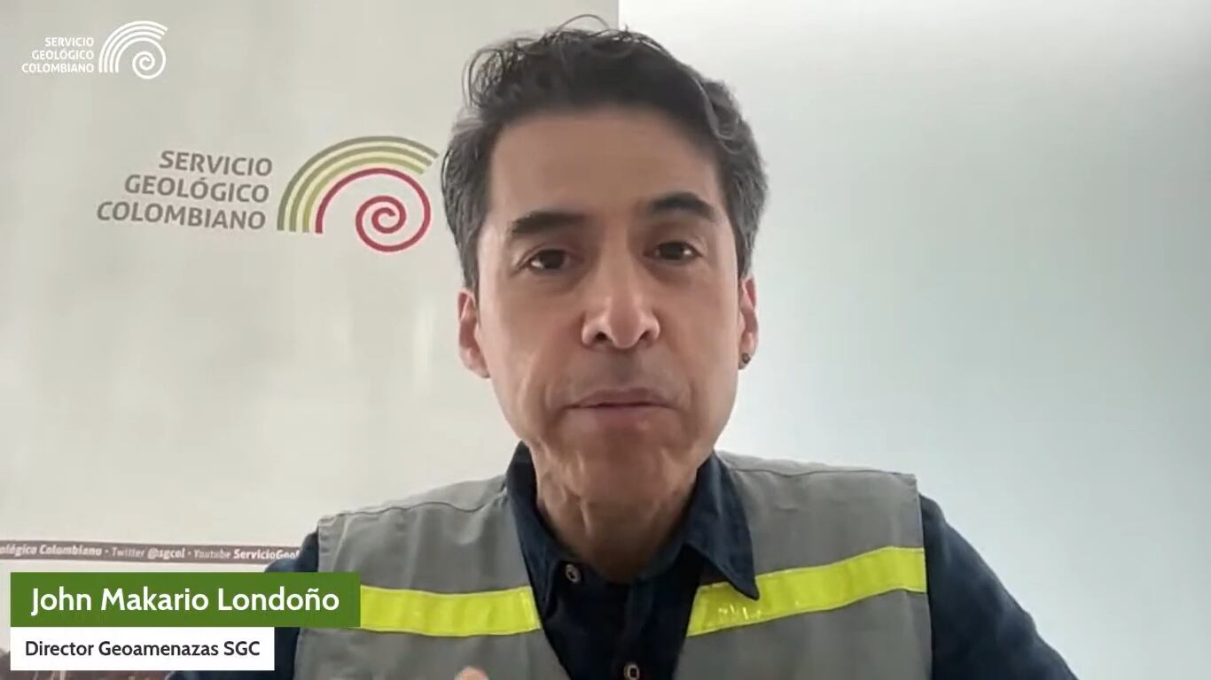 John Makario Londoño dando a conocer la situación del volcán.