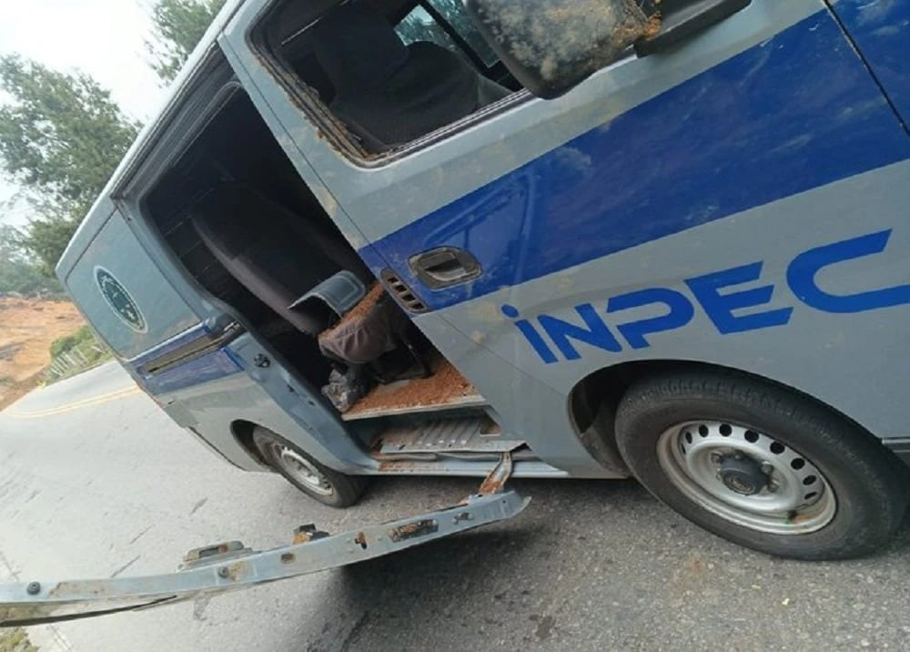 Atacaron con explosivos una camioneta del Inpec en vía de Cúcuta - Bucaramanga