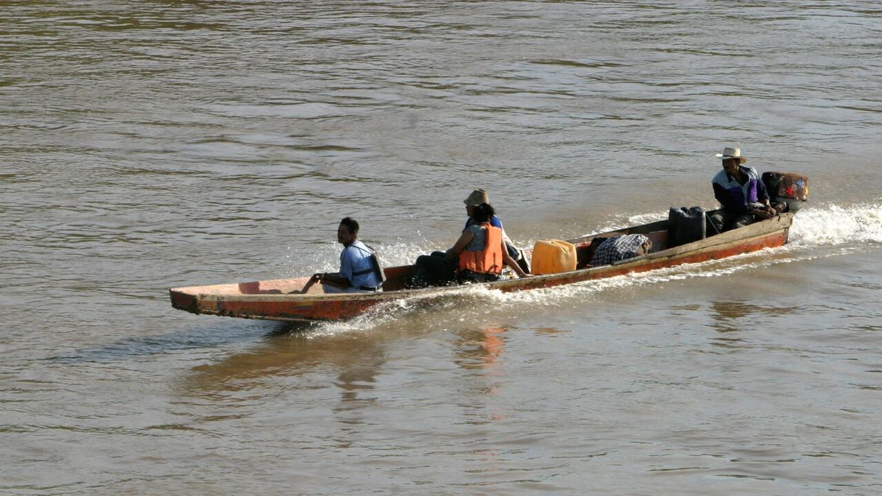 En niño murió luego de que una canoa se sumergiera en un río de Honduras.