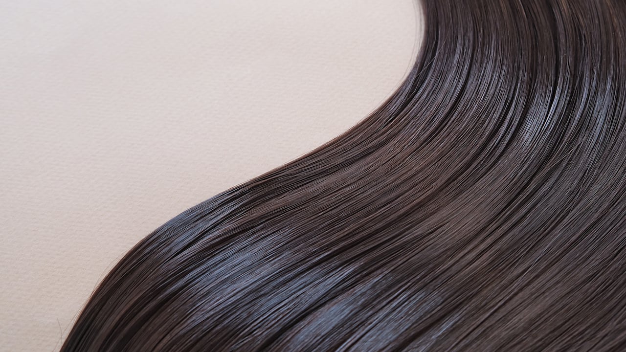 Cabello fortalecido y con brillo.