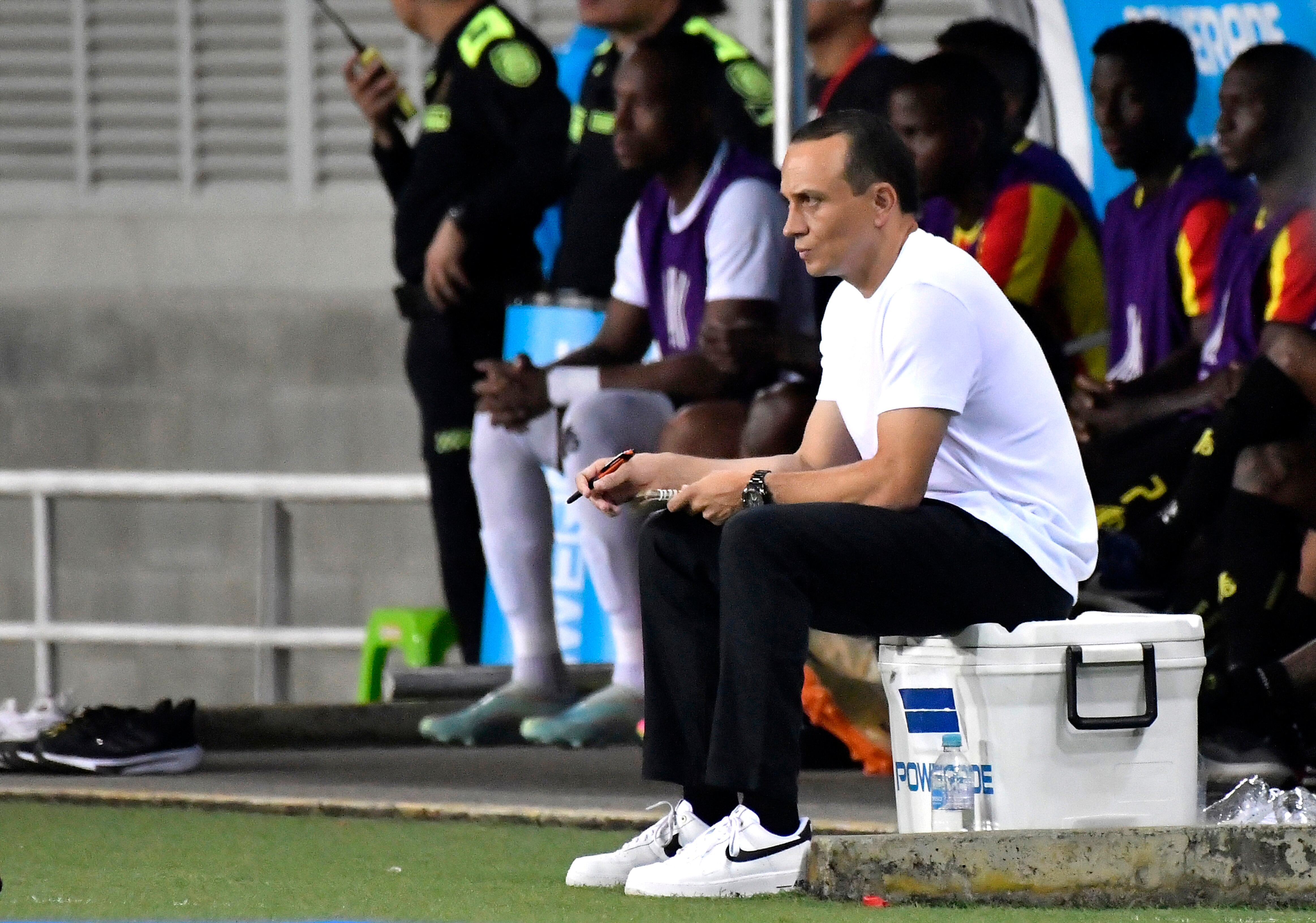 PEREIRA, COLOMBIA - MAY 24: Alejandro Restrepo head coach of Pereira sits on a cooler during the Copa CONMEBOL Libertadores 2023 group F match between Deportivo Pereira and Boca Juniors at Estadio Hernan Ramirez Villegas on May 24, 2023 in Pereira, Colombia. (Photo by Gabriel Aponte/Getty Images)