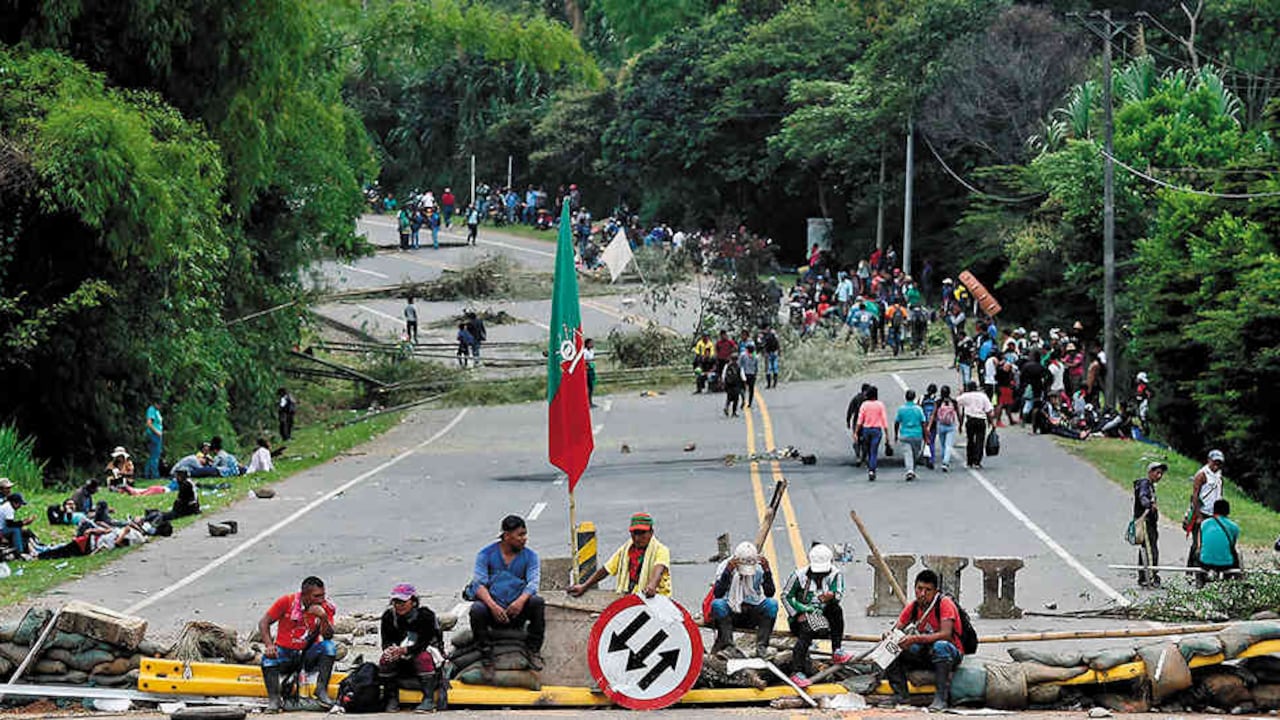 Los indígenas exigen la presencia del presidente Iván Duque para levantar los bloqueos. También amenazan con extender los cierres a otras carreteras.