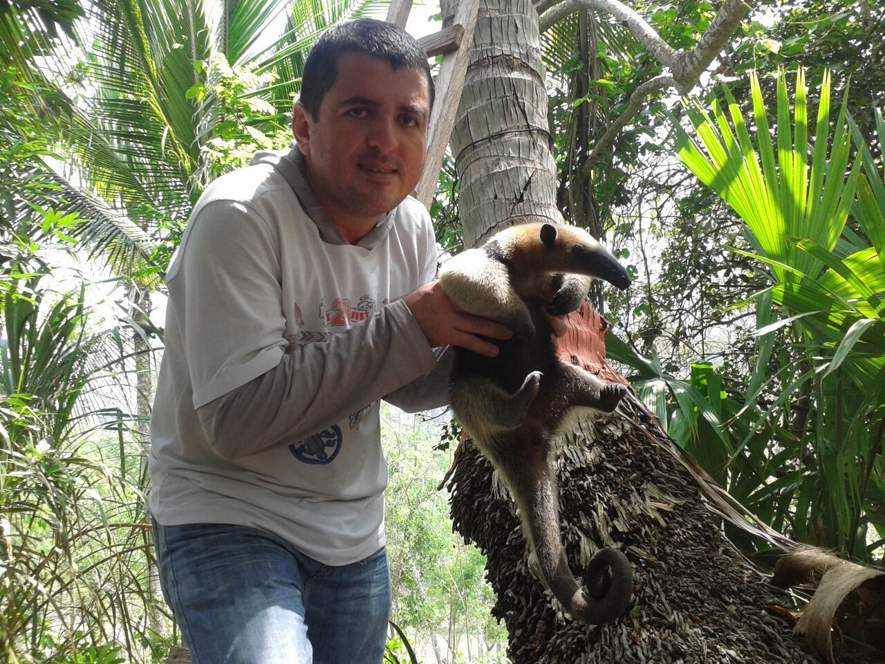Luis Naranjo ejerció su profesión como profesor de ciencias naturales hasta el 2019, año donde decidió dedicar sus días a la conservación de la reserva.