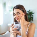 La sensibilidad dental se da por la pérdida del esmalte de los dientes.