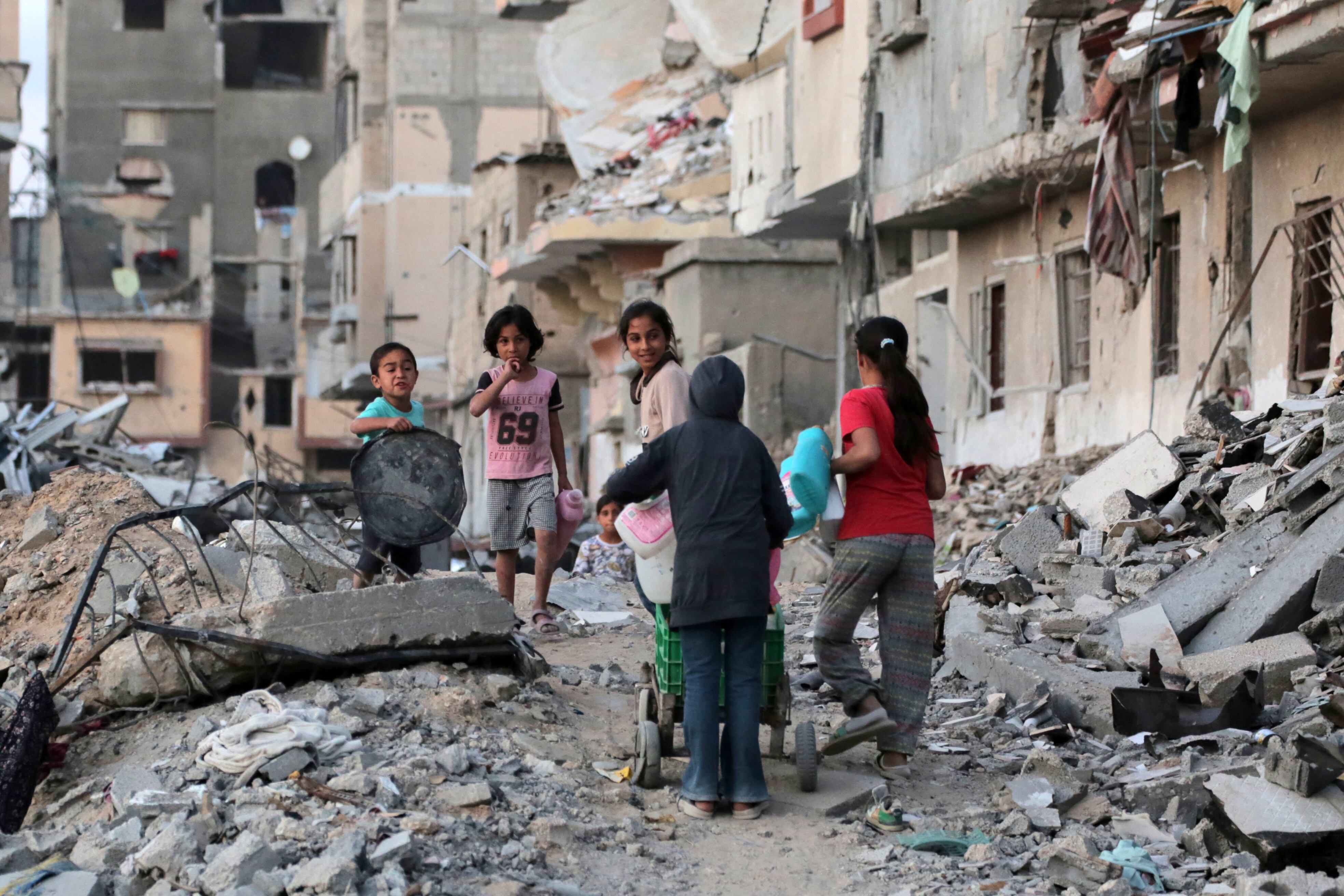 Los palestinos siguen huyendo de los bombardeos en varias zonas de Gaza.