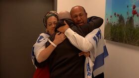 Eitan Mor (centro) se reúne con su familia en el punto de recepción inicial tras ser liberado de Hamás, en Israel, el lunes 13 de octubre de 2025. (FDI vía AP)