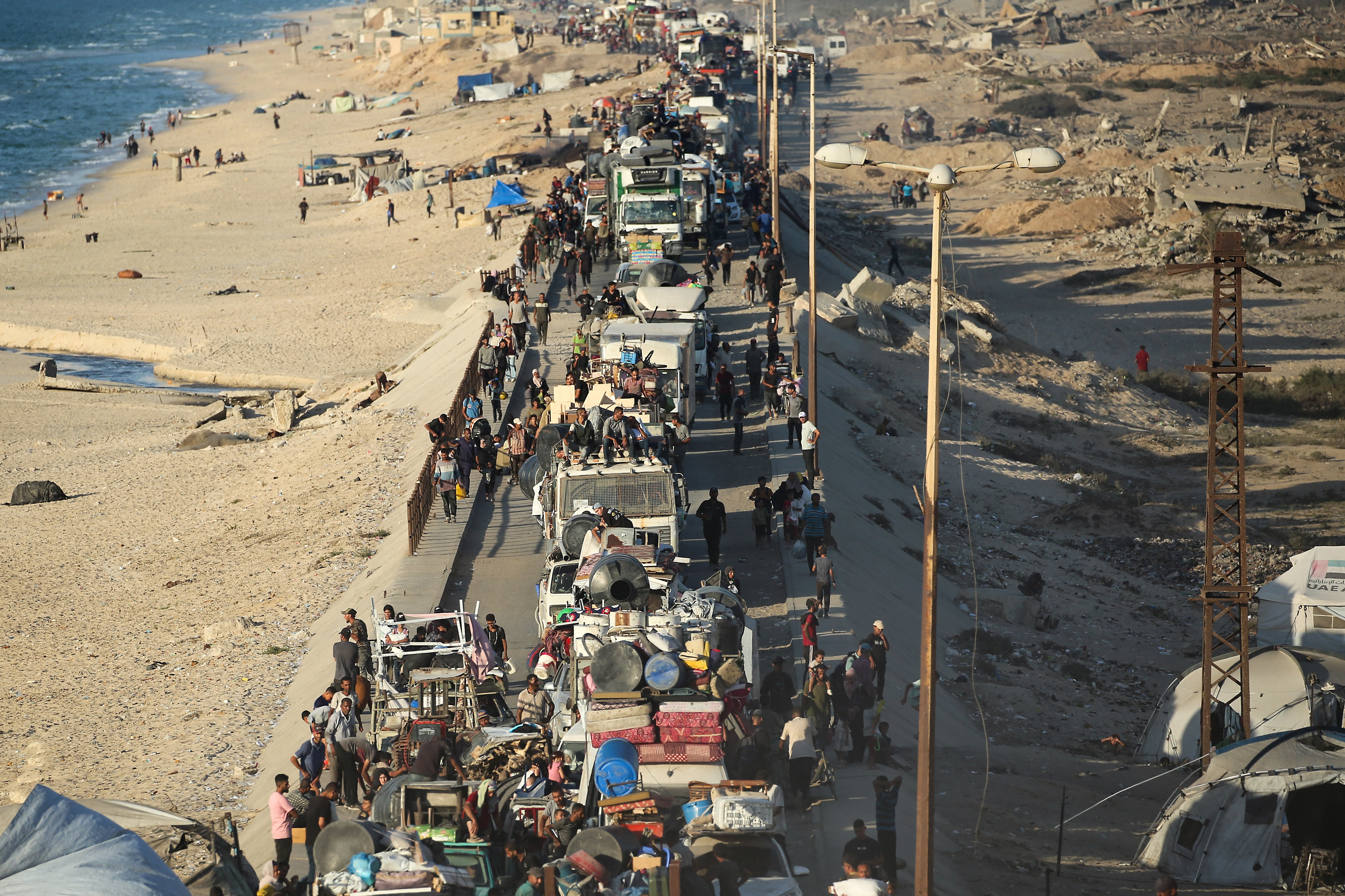 El actual estado de la arremetida israelí en territorio gazatí, que incluye la toma terrestre del territorio, ha obligado al éxodo masivo de los palestinos que aún quedaban en la zona, para lo cual Israel abrió corredores.