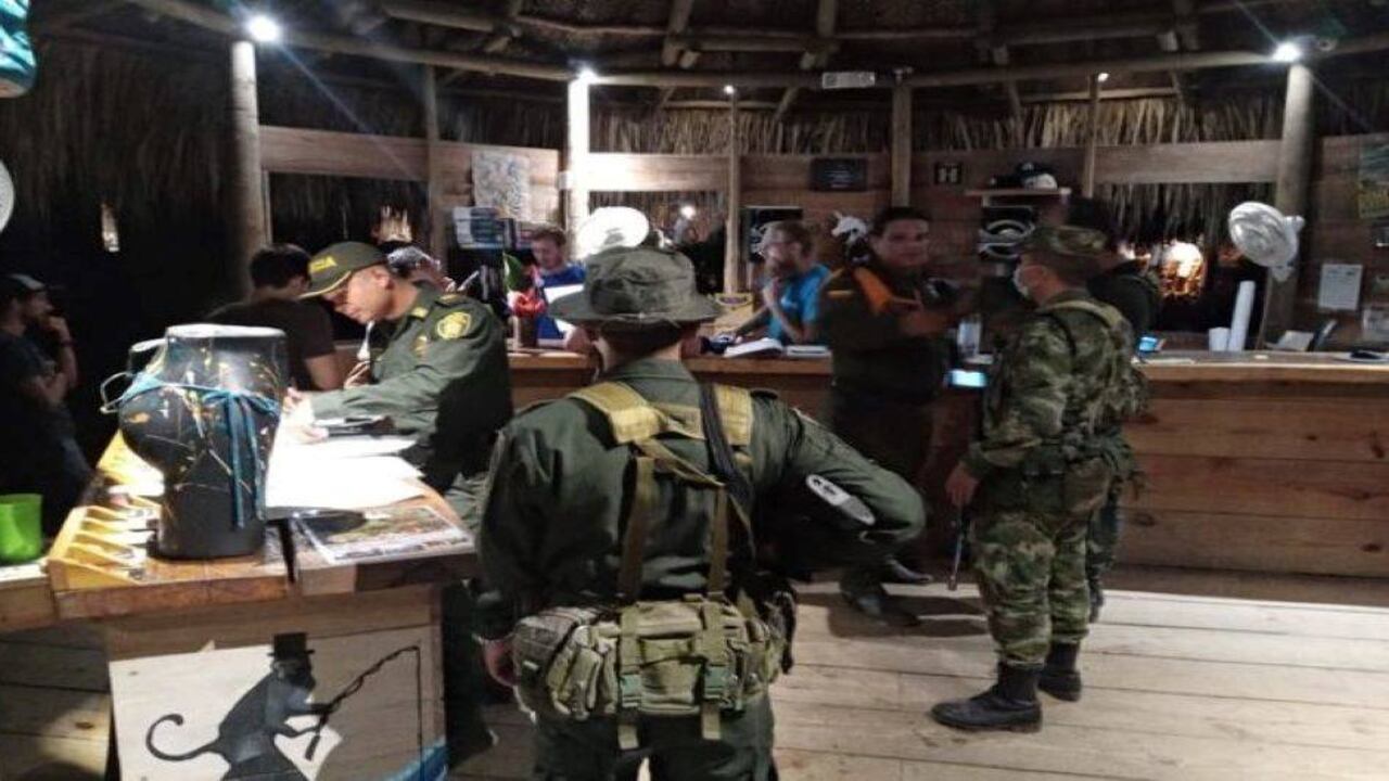 Opertativo de cierre del hostal en Buritaca, Santa Marta.