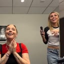 Miley Cyrus junto a una de sus fanáticas