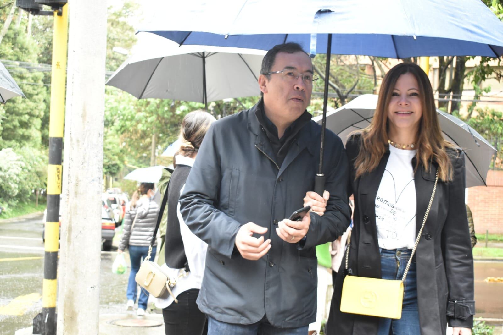 Alfonso Prada en liceo Frances vota