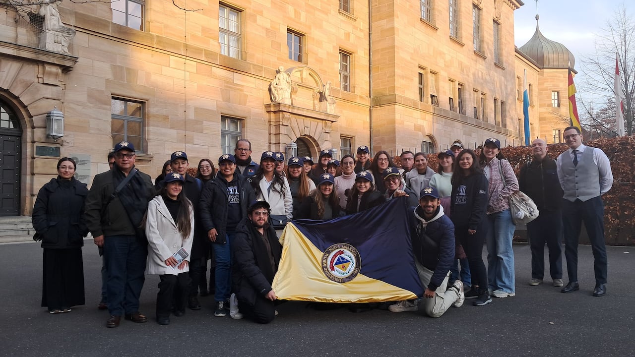 Comunidad educativa de la UMNG en el Tribunal de Núremberg, en Alemania.