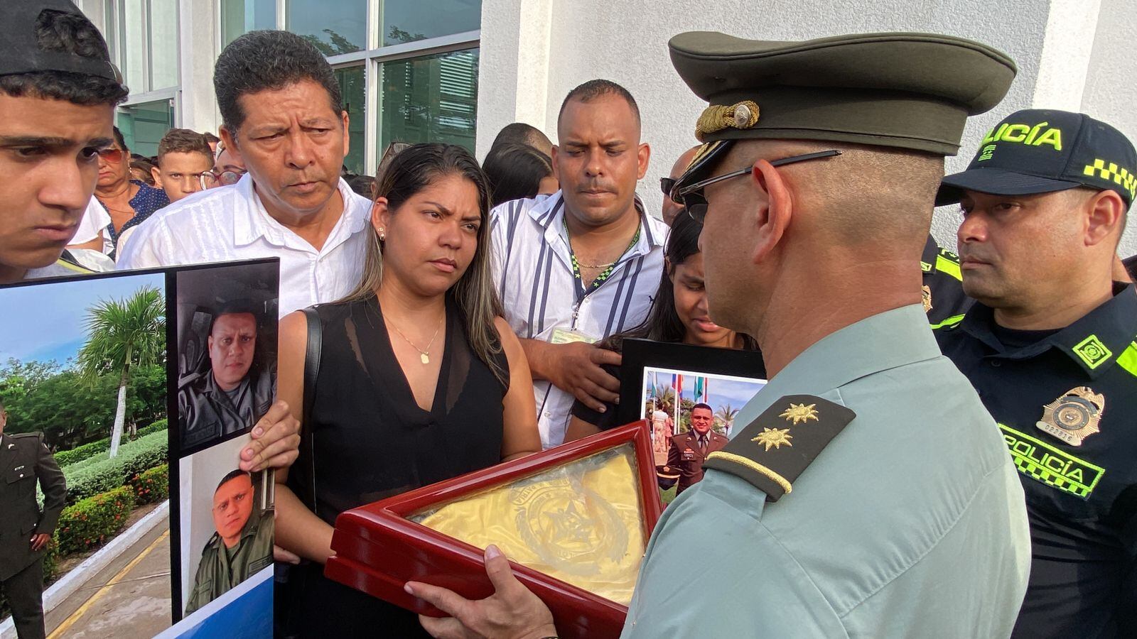 El comandante de la Policía Metropolitana de Barranquilla en representación de la Institución entregó honores a la familia