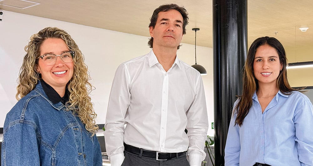 Entre las iniciativas sociales de Postobón está Litros que Ayudan, que brinda un mecanismo de atención de emergencias a comunidades afectadas por el desabastecimiento de agua.Luisa María Alzate Ingeniera de Desarrollo de EmpaquesJuan Camilo Zuluaga Director de canales digitales de PostobónSusana Pérez Líder del Centro de Inteligencia de Postobón