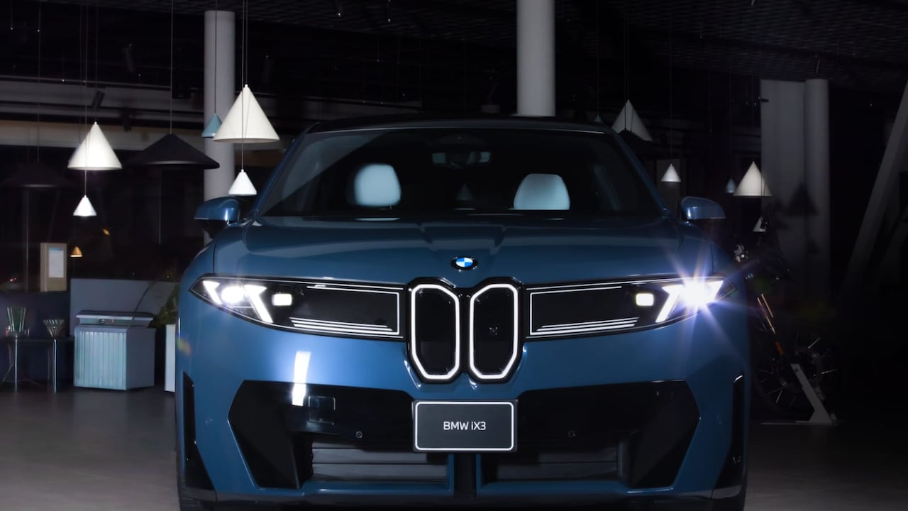 La BMW iX3 combina un nuevo lenguaje de diseño con tecnologías enfocadas en mejorar la experiencia de conducción.