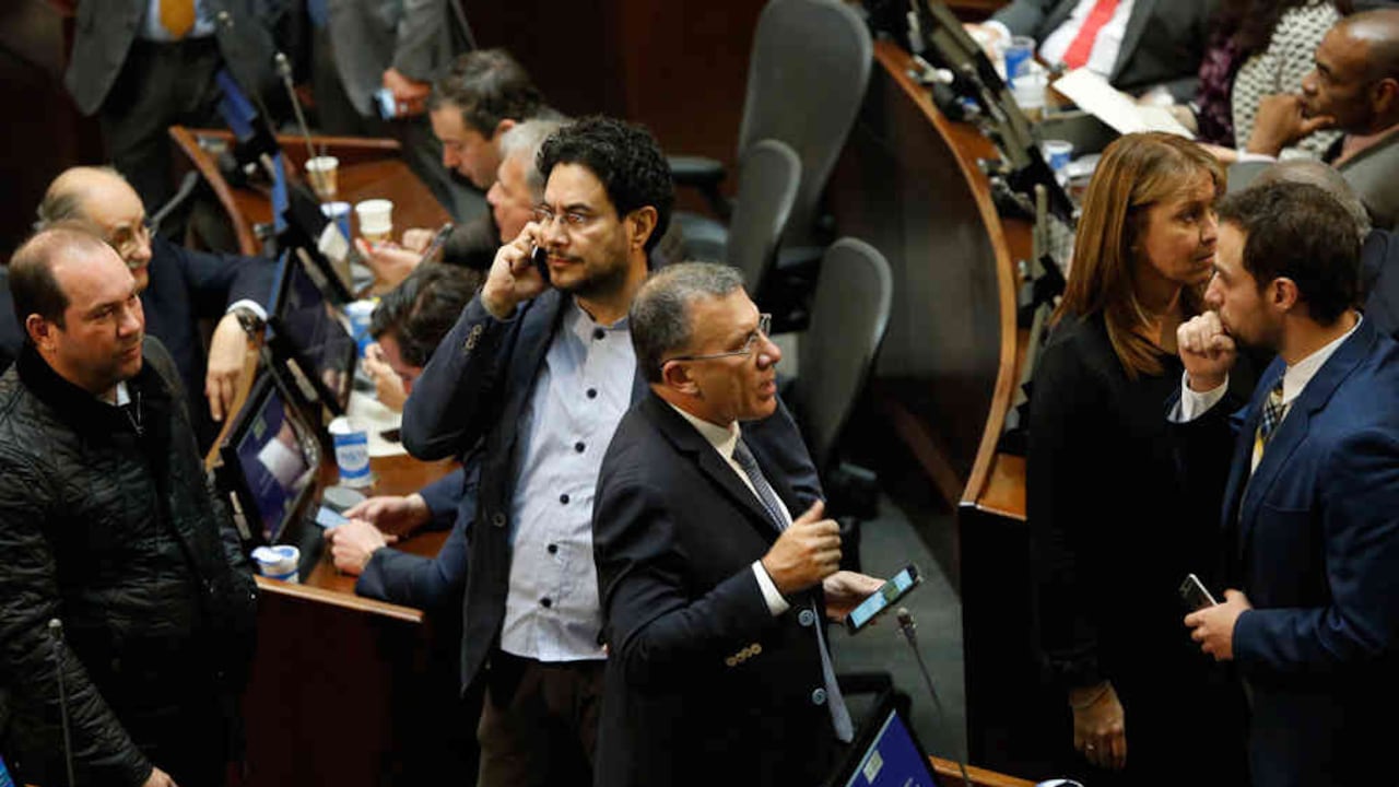 La plenaria del Senado vivió una dura jornada final del fast track.