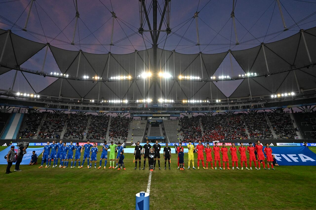 Players of Italy (L) and South Korea list to the anthems before the start of their Argentina 2023 U-20 World Cup semi-final match between Italy and South Korea at the Estadio Unico Diego Armando Maradona stadium in La Plata, Argentina, on June 8, 2023. (Photo by Luis ROBAYO / AFP)