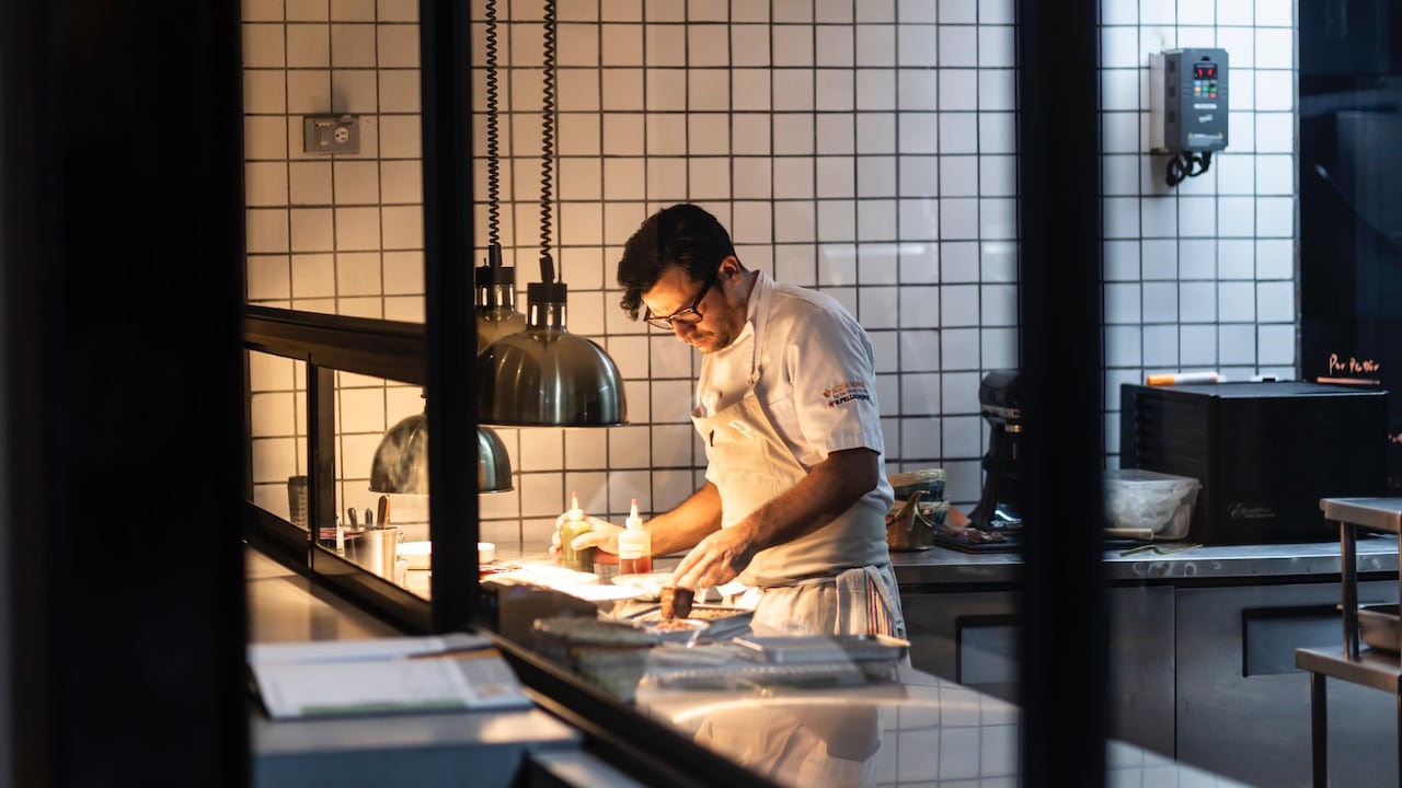 Su cocina abraza el mar Caribe y las tradiciones locales con técnicas contemporáneas aprendidas en cocinas de Londres, París, Tokio, México y Nueva York.