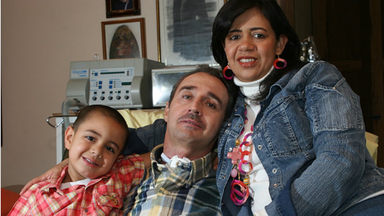 Luis Fernando Montoya junto a Adriana y su pequeño hijo José Fernando en su casa de Caldas (Antioquia).