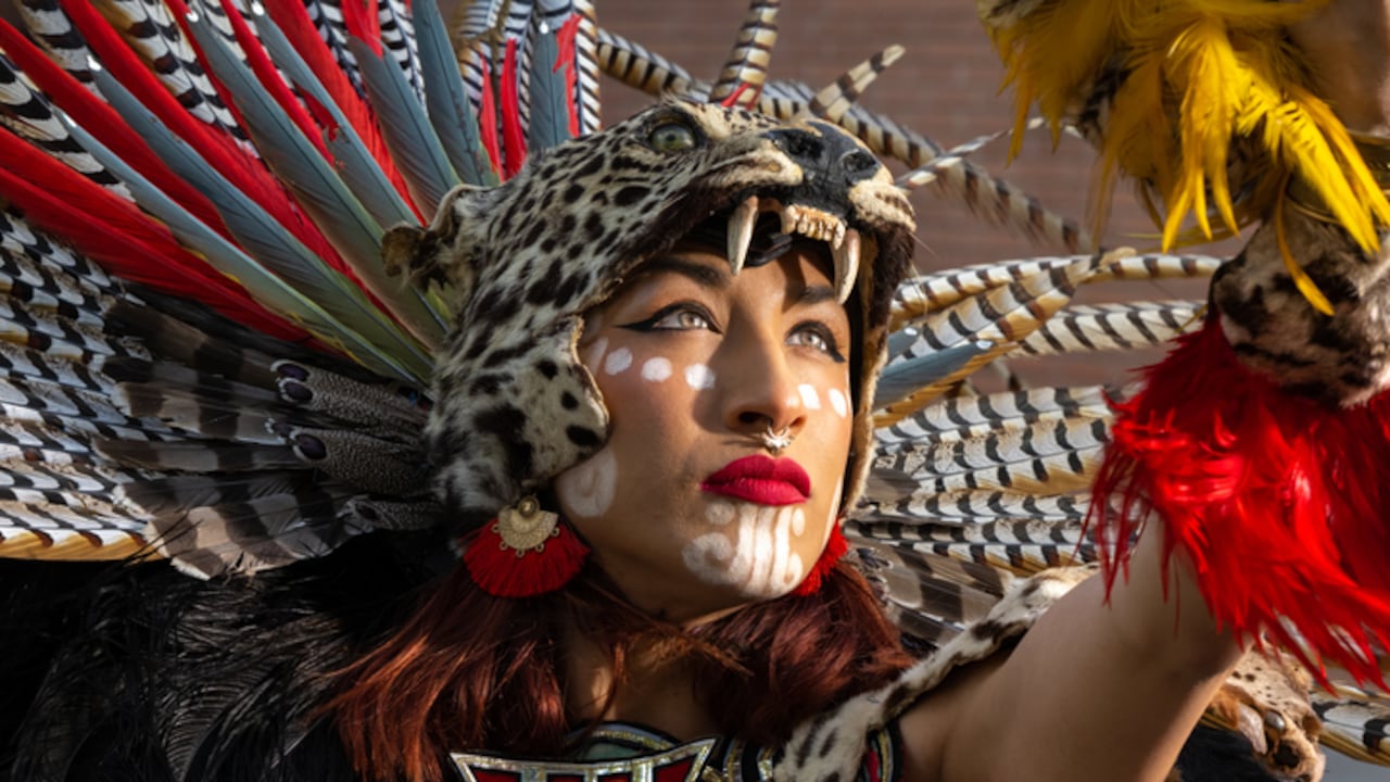 Mujer usando el atuendo para participar en un ritual.