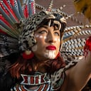 Mujer usando el atuendo para participar en un ritual.