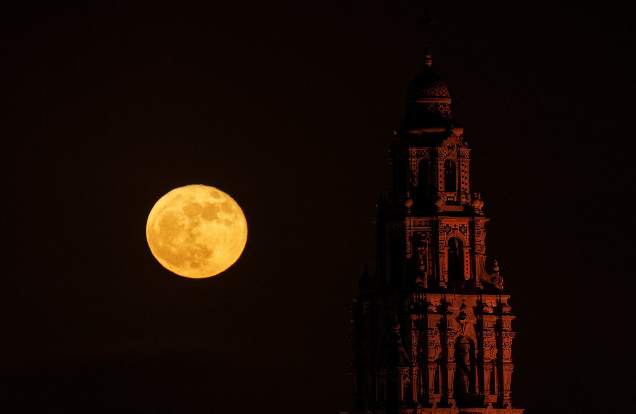 Strawberry Moon deslumbra en el cielo nocturno